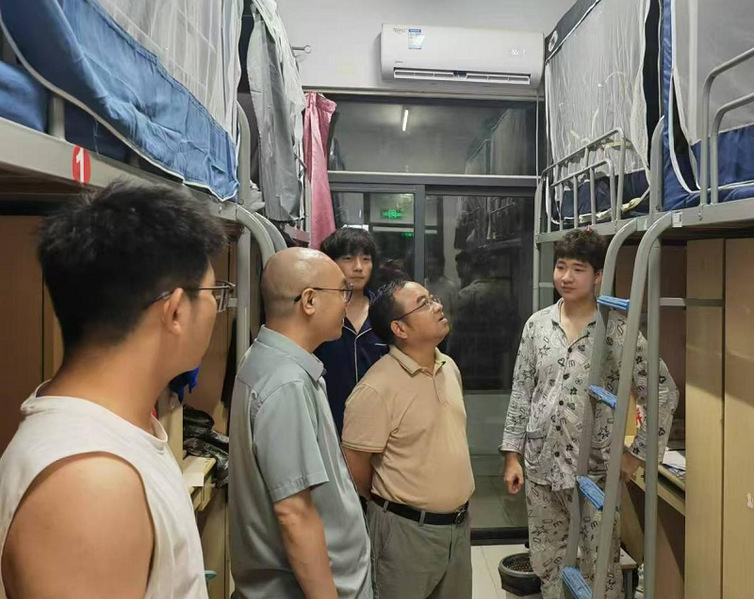 “关怀入寝，情系新生”——院领...